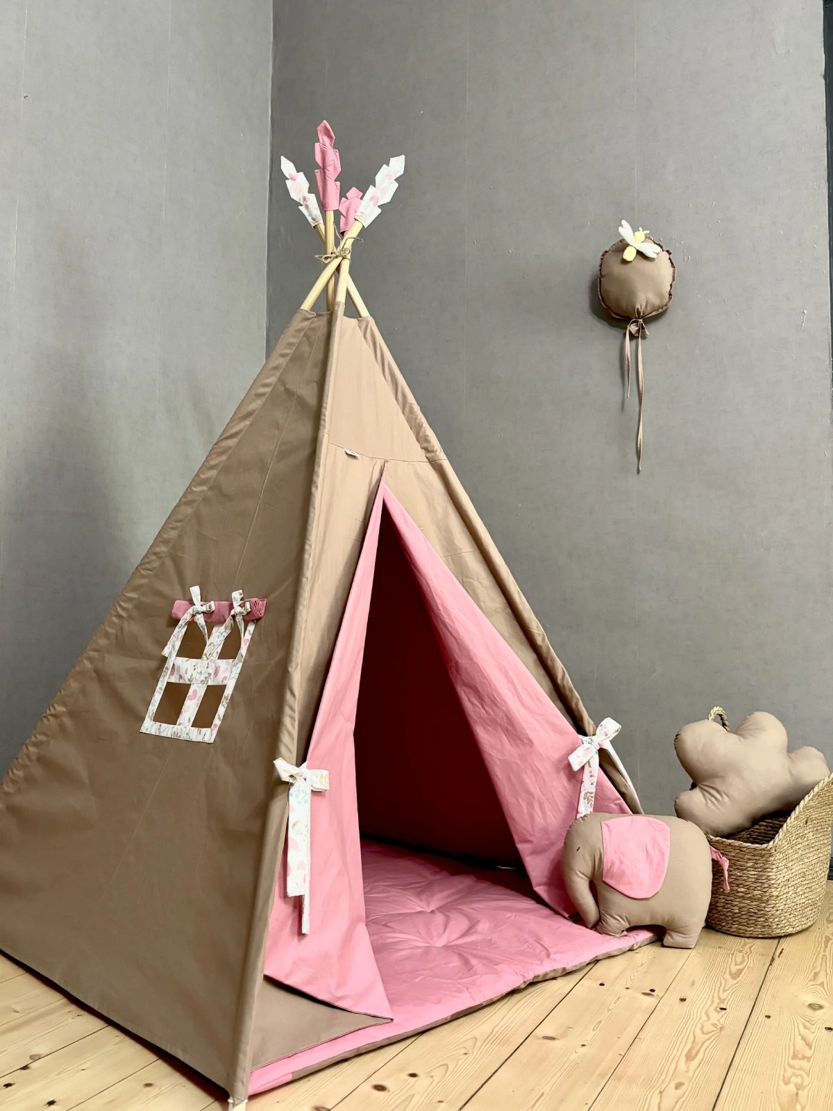 ყავისფერი კარავი ვარდისფერი დასაფენით, სპილო და ღრუბელი ბალიშებით